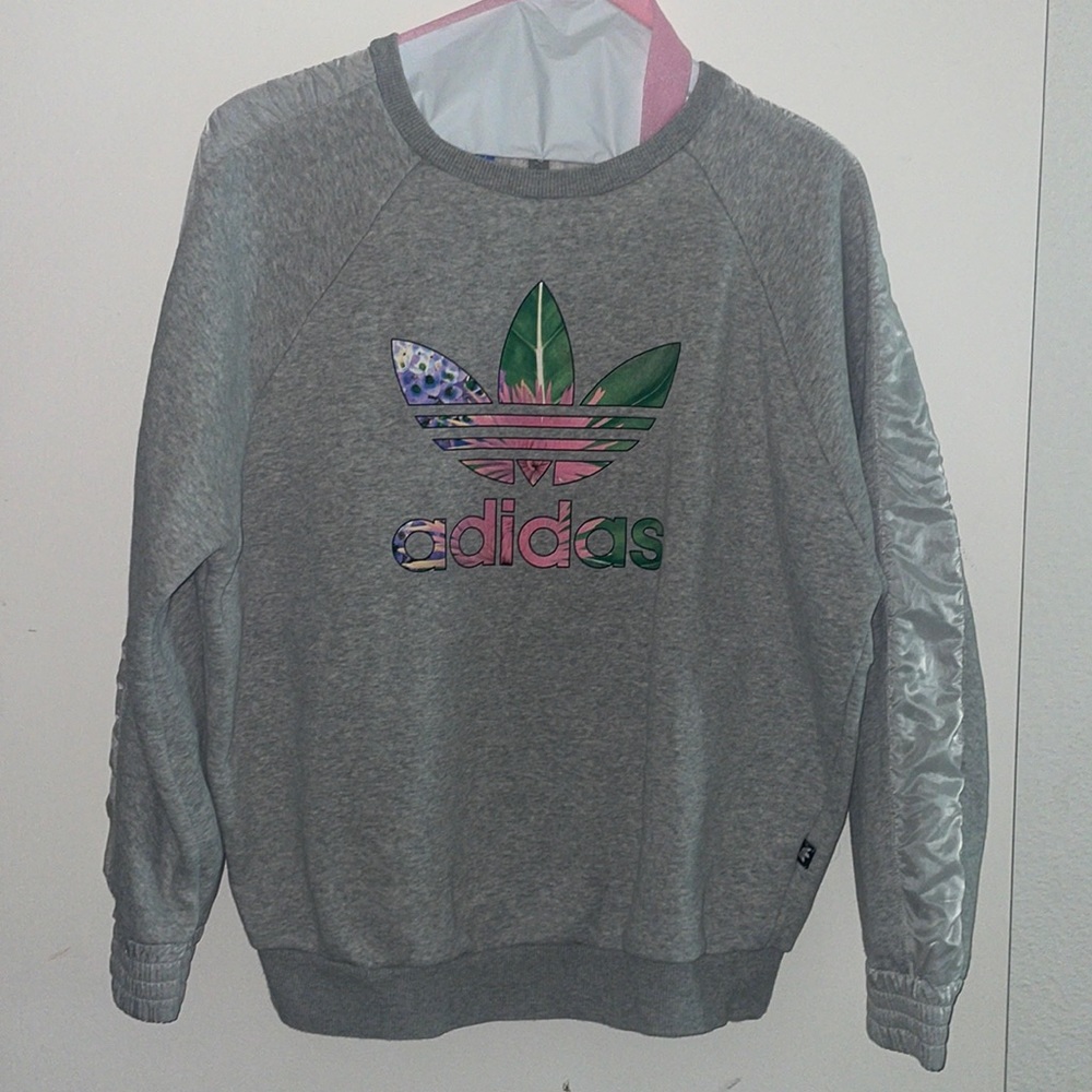Used Adidas sweatshirt no stains no rips no damage. Excellent condition.